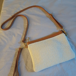 Pochette en cuir beige naturel et raphia blanc cassé
