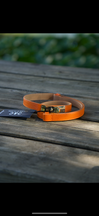 Ceinture en cuir orange avec fermoir doré