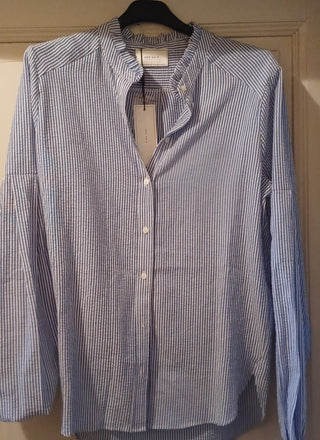 Blouse en coton ciel et blanc – col Mao volant